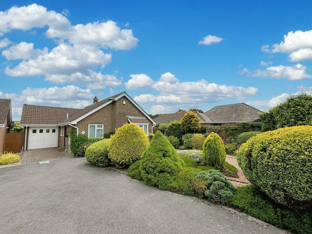 2 bedroom detached bungalow for sale in Spurway Park, Polegate, BN26