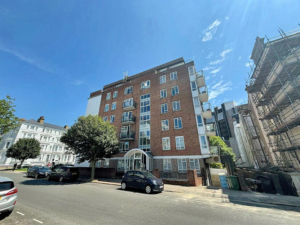 3 bedroom flat for sale in Howard Square, Eastbourne, BN21