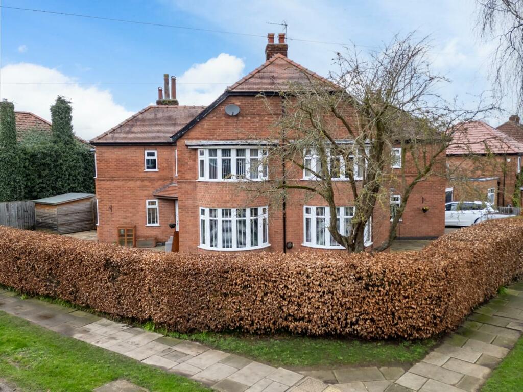 5 bedroom detached house for sale in White House Gardens, York, YO24