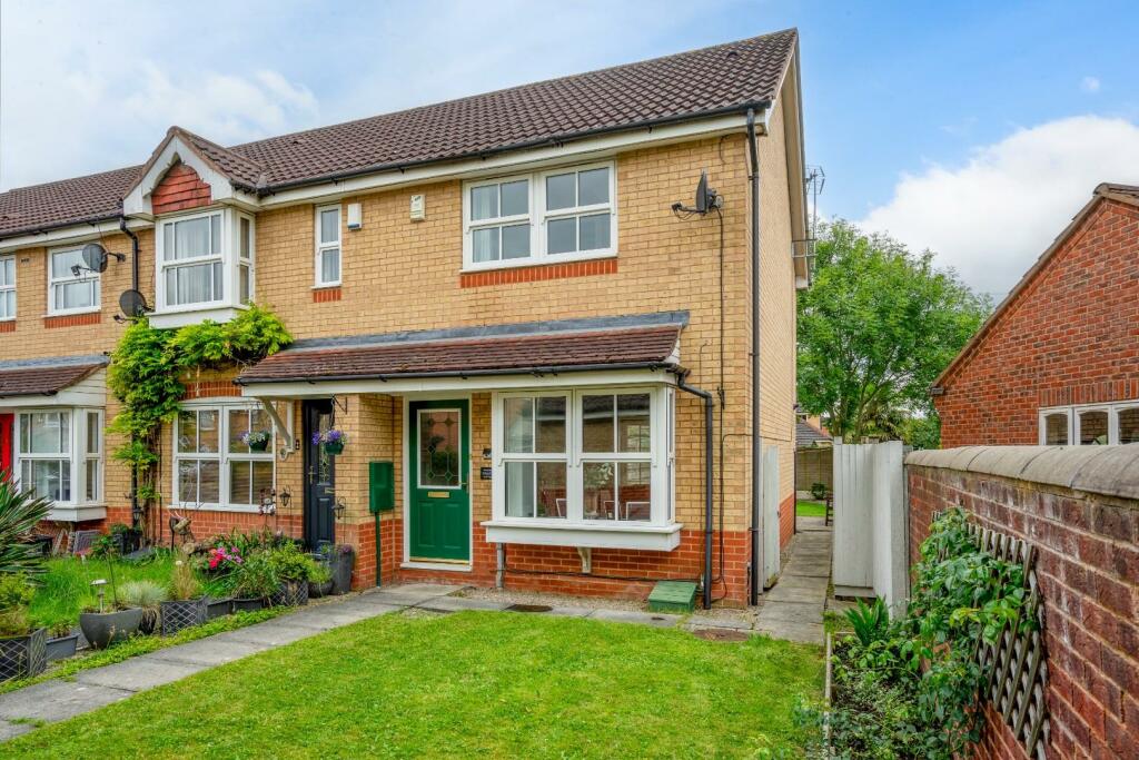 2 bedroom end of terrace house for sale in Roseberry Grove, Clifton