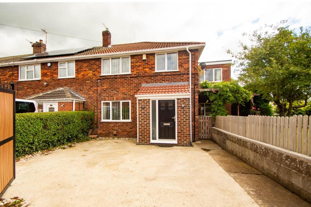 4 bedroom end of terrace house for sale in Manor Garth, Kellington