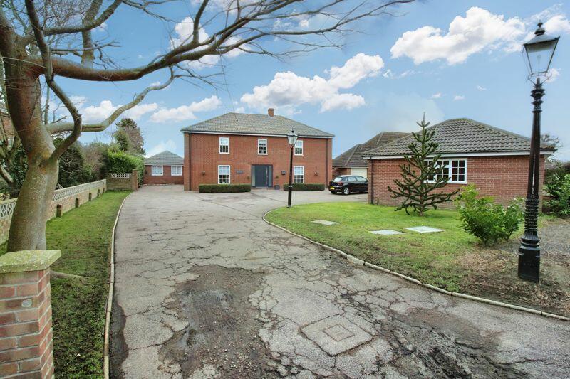 5 bedroom detached house for sale in Lords Lane, Bradwell, Great