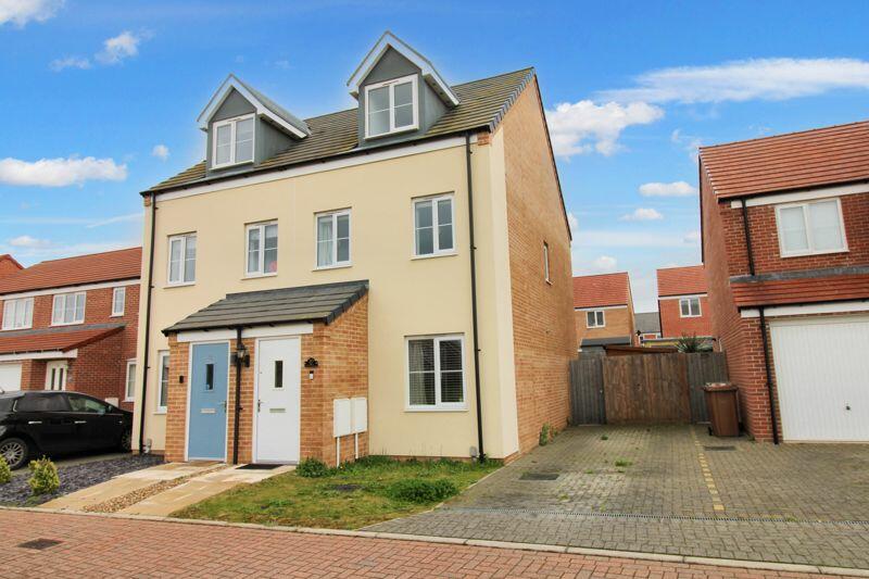 3 bedroom semidetached house for sale in Howes Road, Bradwell, Great
