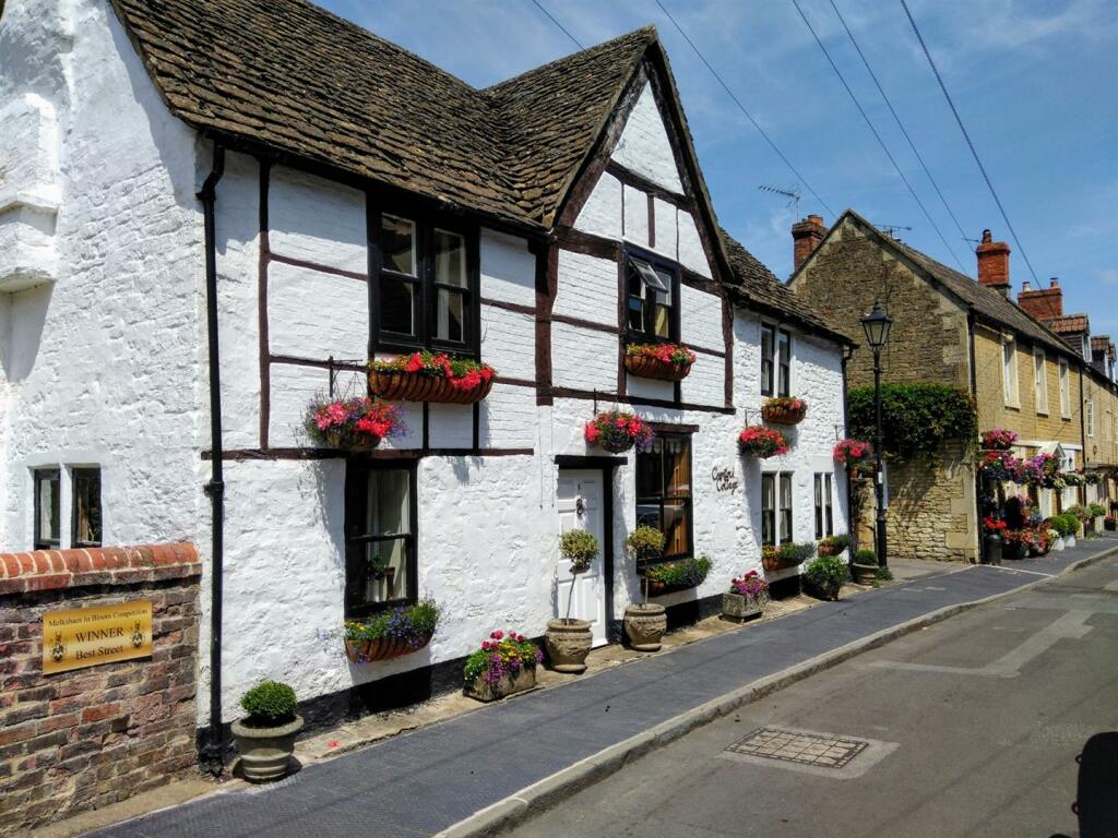 5 bedroom link detached house for sale in Church Walk, Melksham, SN12