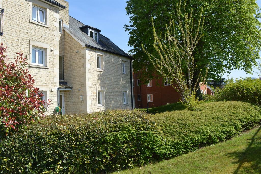 2 bedroom retirement property for sale in Giffords Court, Melksham, SN12