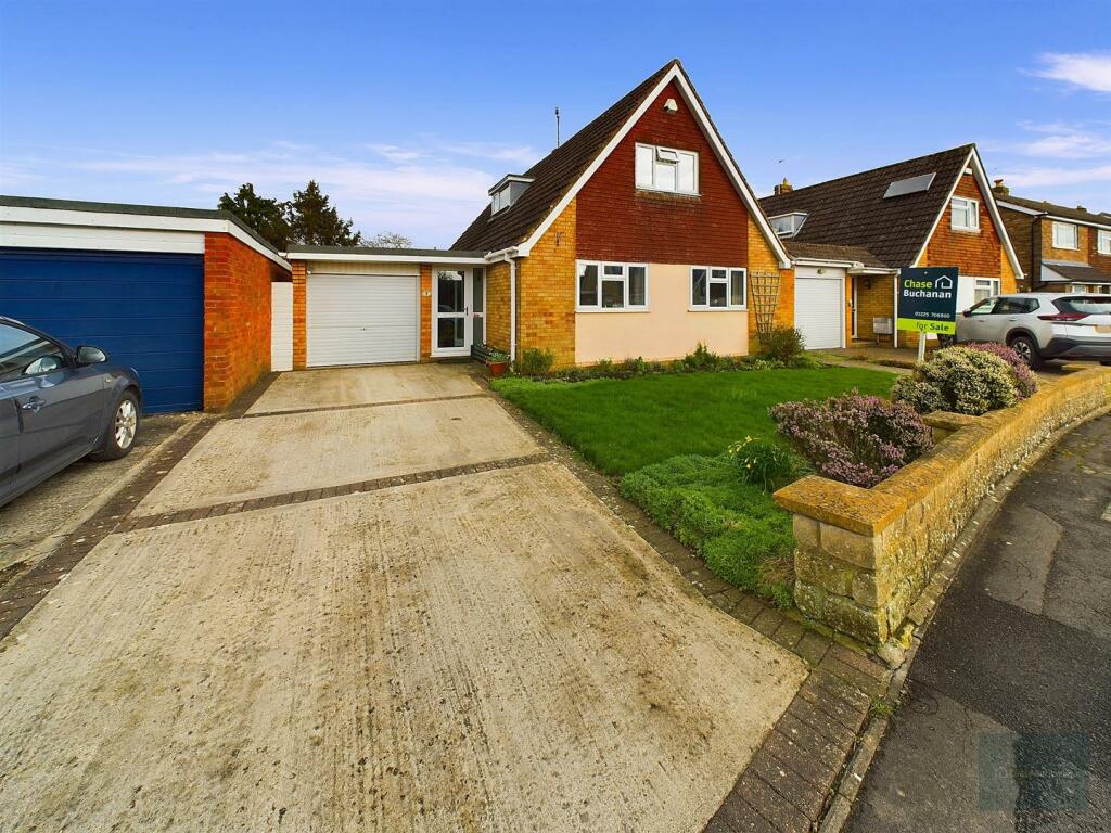 4 bedroom link detached house for sale in Ingram Road, Melksham, SN12