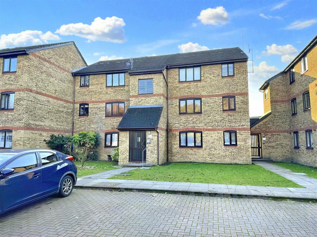 Studio flat for sale in Abbey Lane, London, E15