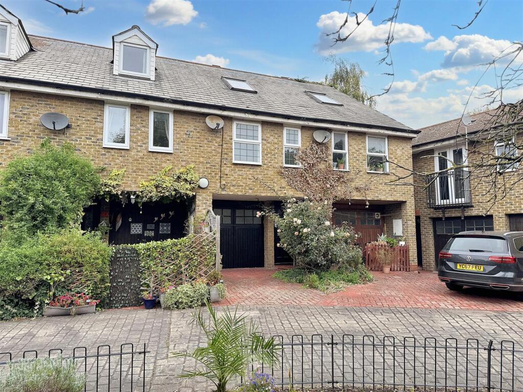 Main image of property: Elmgreen Close, London