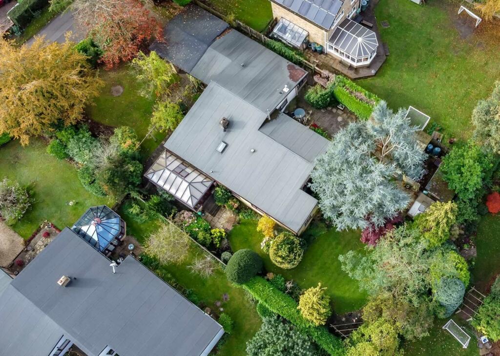 3 bedroom detached house for sale in Woodside, Aspley Guise, MK17