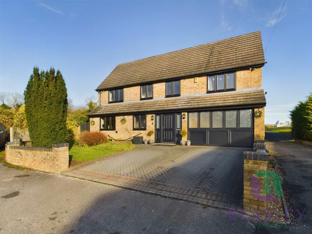 5 bedroom detached house for sale in Streatley Road, Luton, LU3
