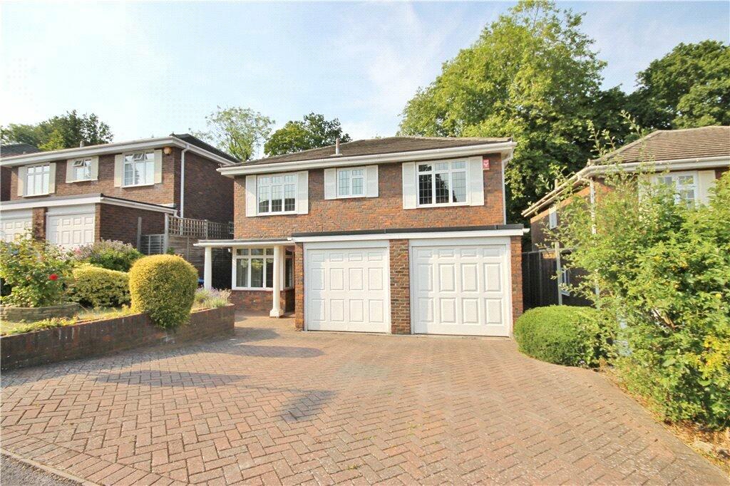 5 bedroom detached house for rent in Lodge Close, Englefield Green