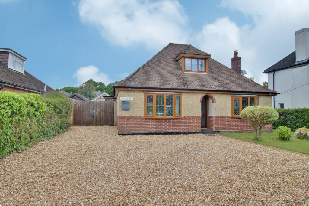 3 bedroom chalet for sale in Lime Kiln Lane, Holbury, SO45