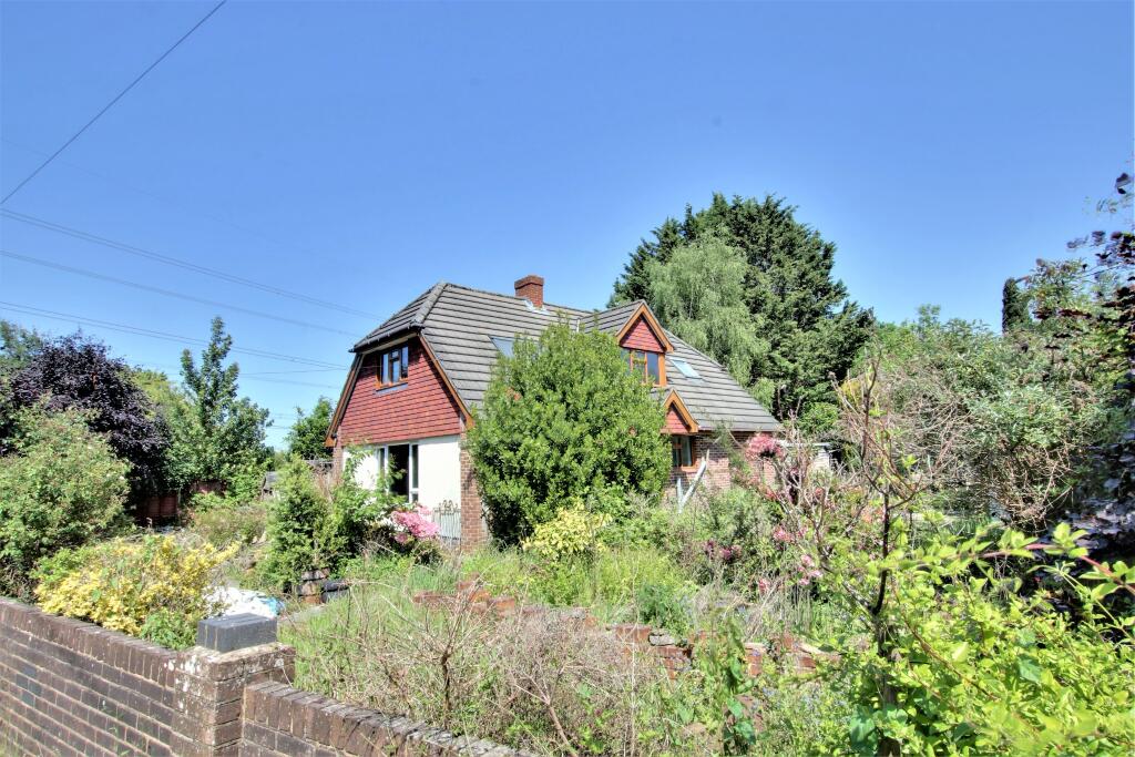 3 bedroom chalet for sale in School Road, Nomansland, SP5