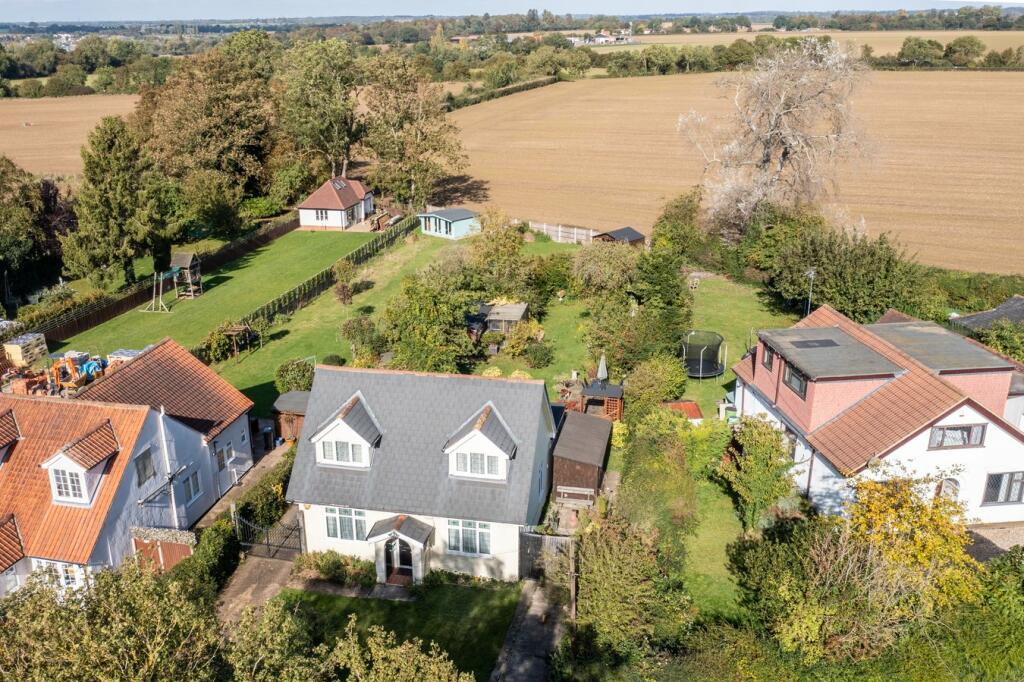 3 bedroom detached house for sale in Harlow Road, Sheering,