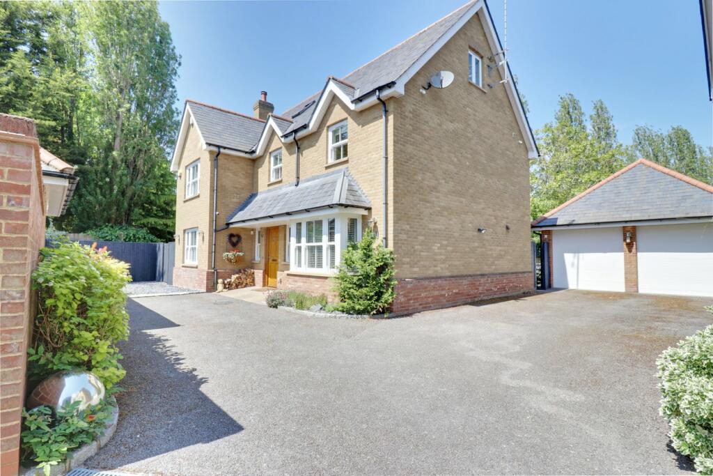 5 bedroom detached house for sale in High Wych Road, Sawbridgeworth, CM21
