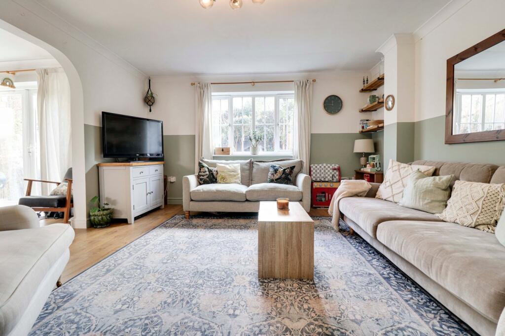 Additional property image - Hurn Grove, Bishop's Stortford, CM23