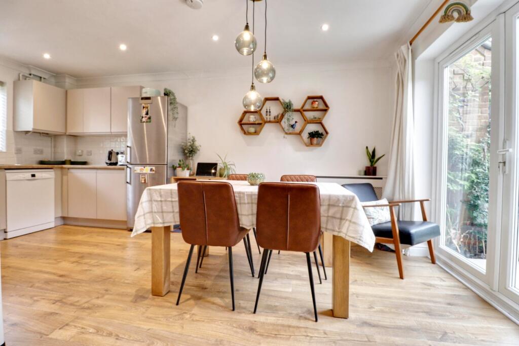Additional property image - Hurn Grove, Bishop's Stortford, CM23