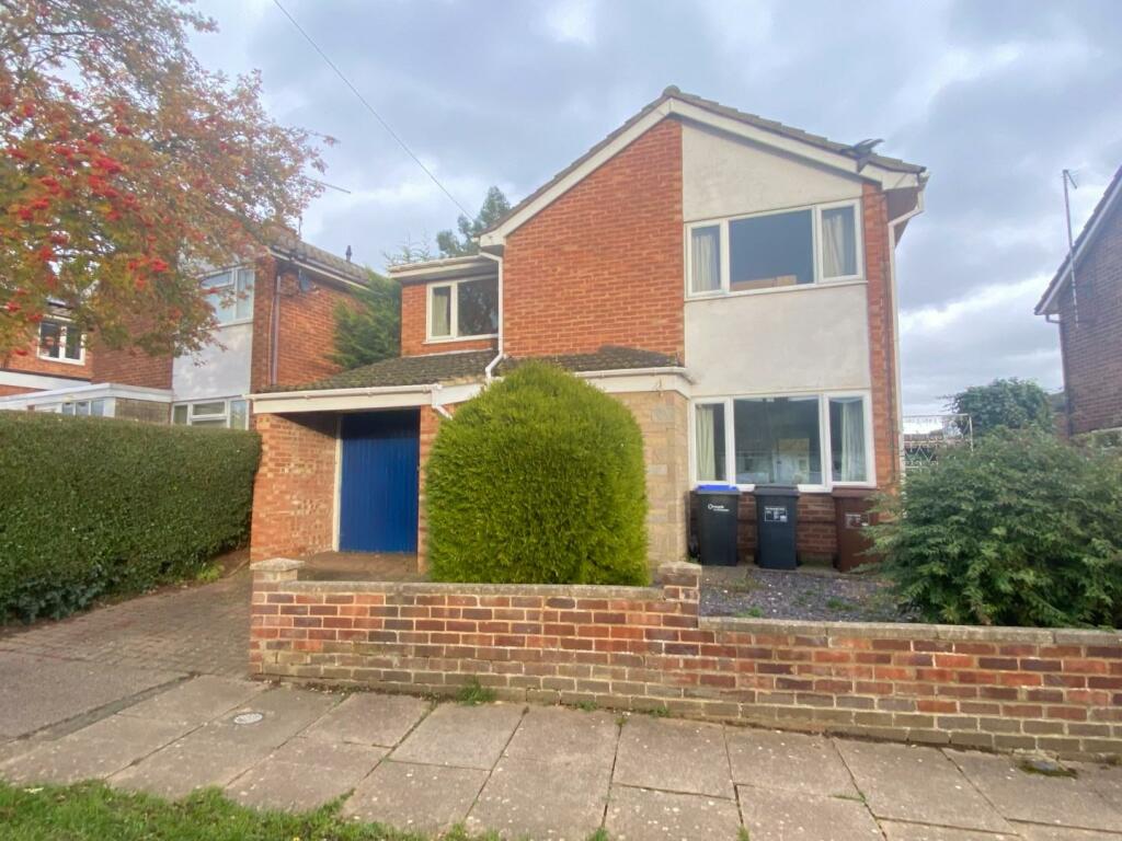 3 bedroom detached house for sale in Hazeldene Road, Links View