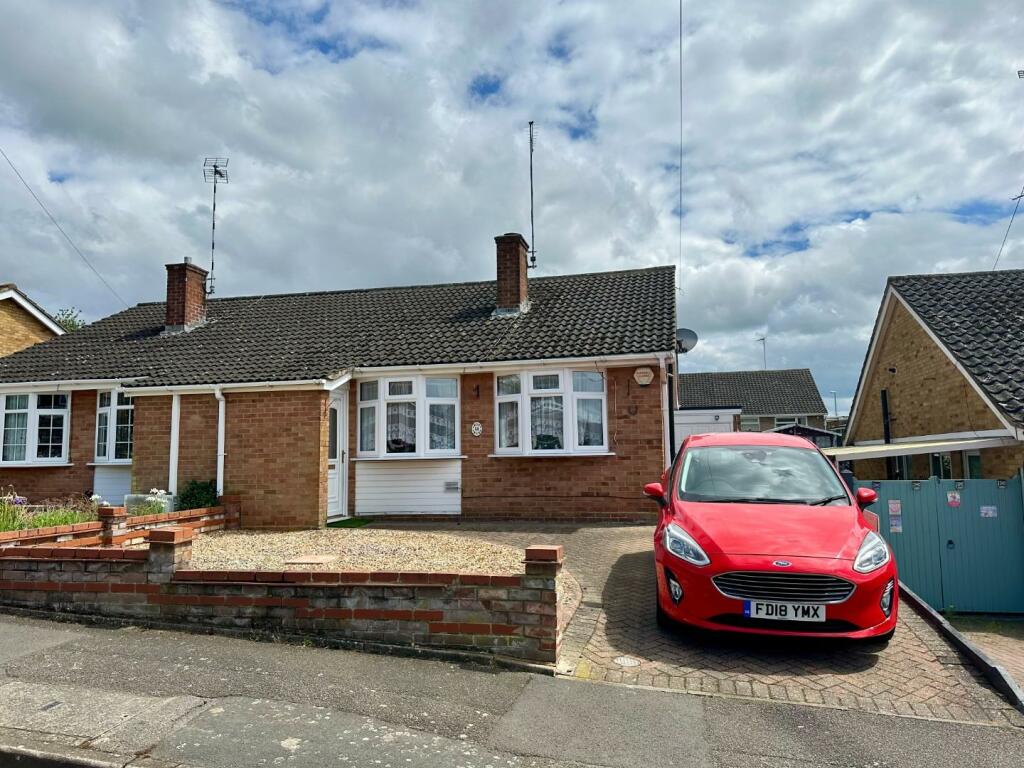 2 bedroom semidetached bungalow for sale in Grasscroft, Kingsthorpe
