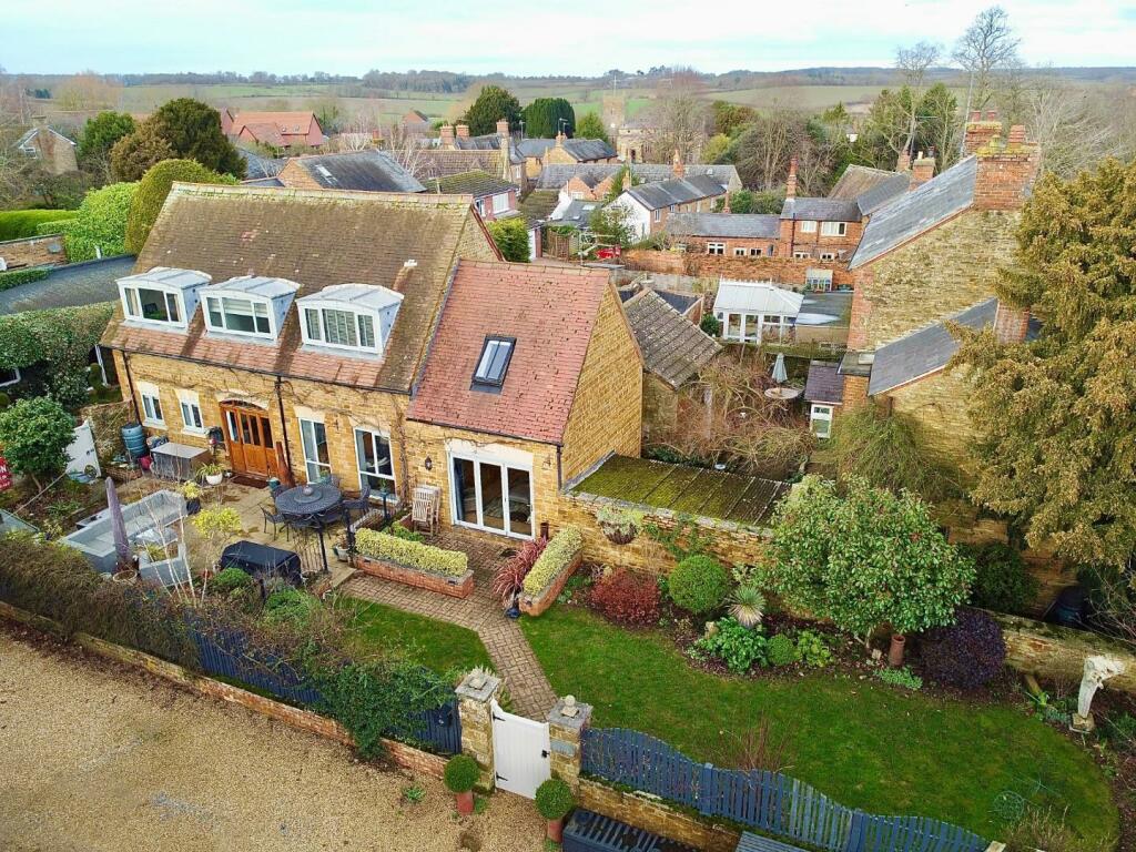4 bedroom detached house for sale in High Street, Scaldwell