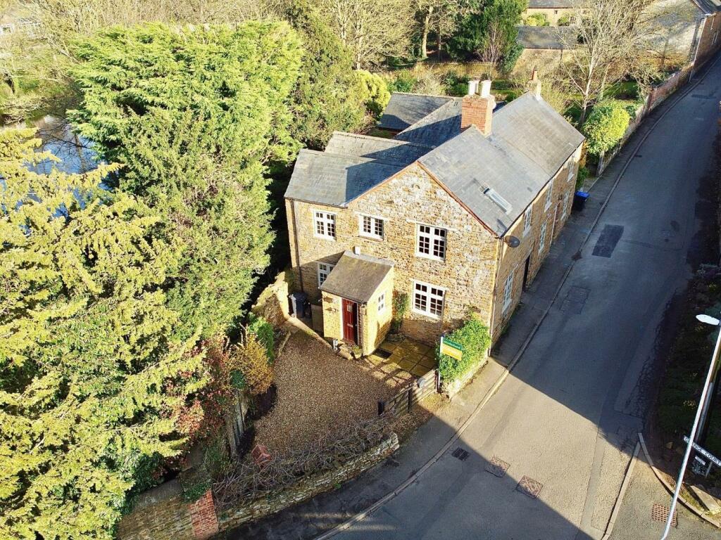 3 bedroom cottage for sale in Newlands, Brixworth, Northamptonshire NN6