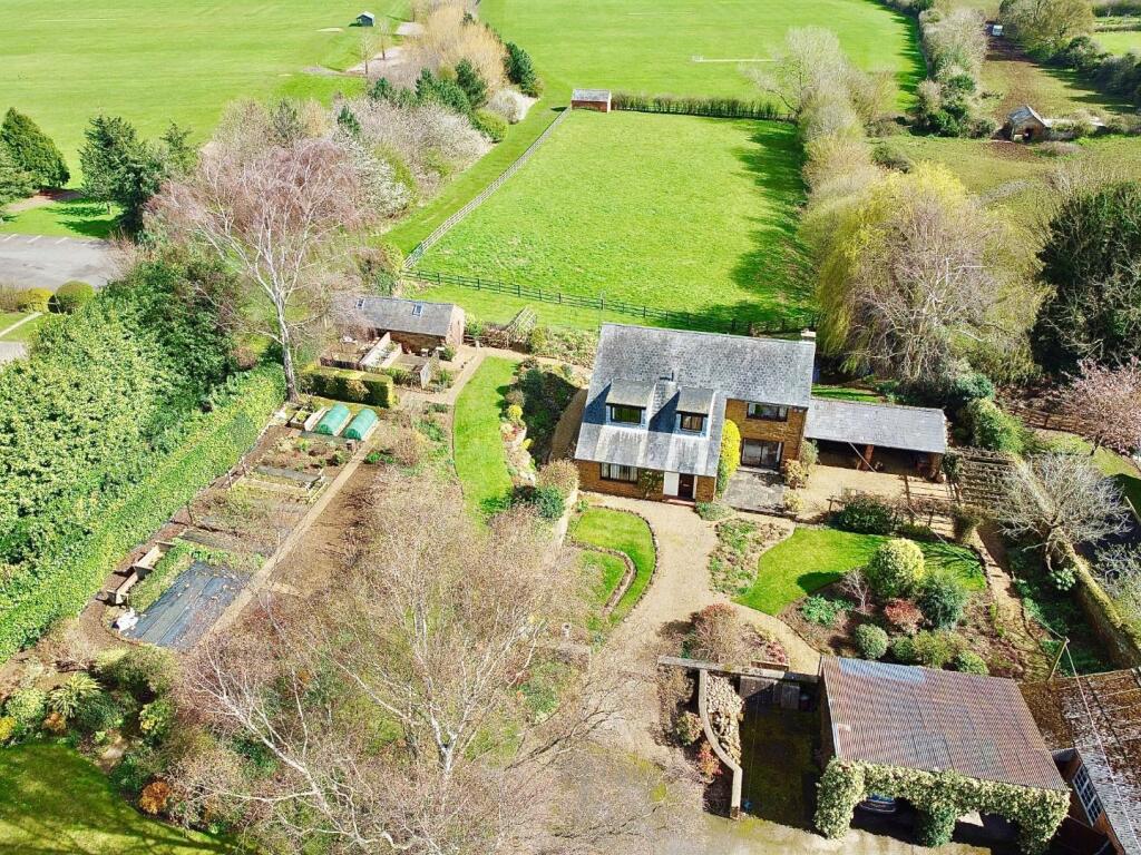 3 bedroom detached house for sale in Smith Street, Spratton