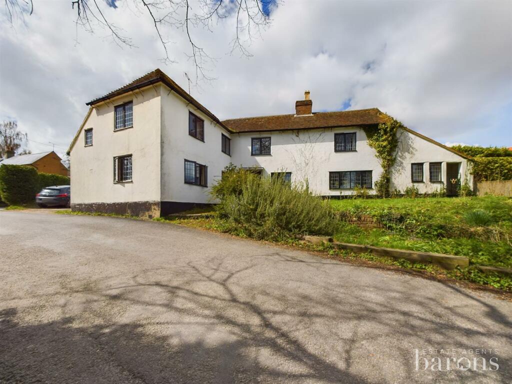 4 bedroom detached house for sale in Woods Lane, Cliddesden