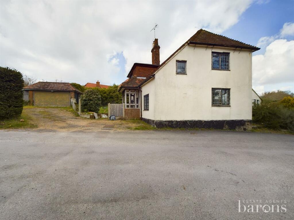 4 bedroom detached house for sale in Woods Lane, Cliddesden
