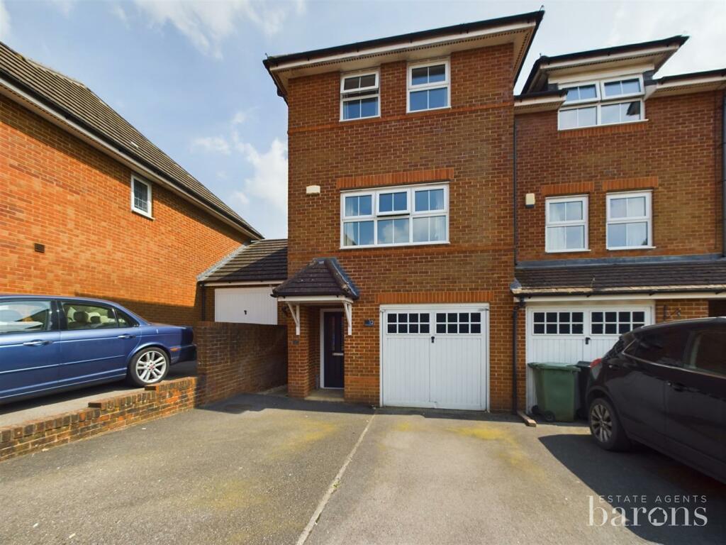 3 bedroom end of terrace house for sale in Rycroft Meadow, Beggarwood