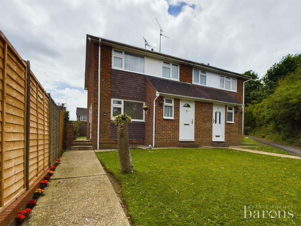3 bedroom semidetached house for sale in Budds Close, Basingstoke, RG21