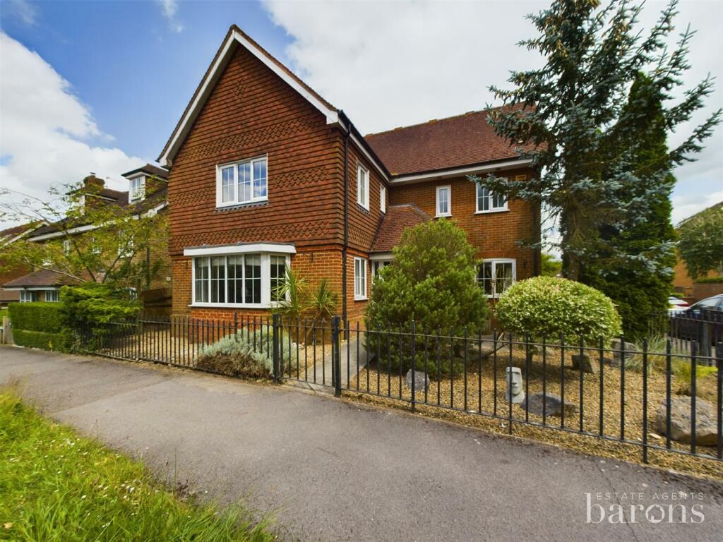 5 bedroom detached house for sale in Barley View, North Waltham