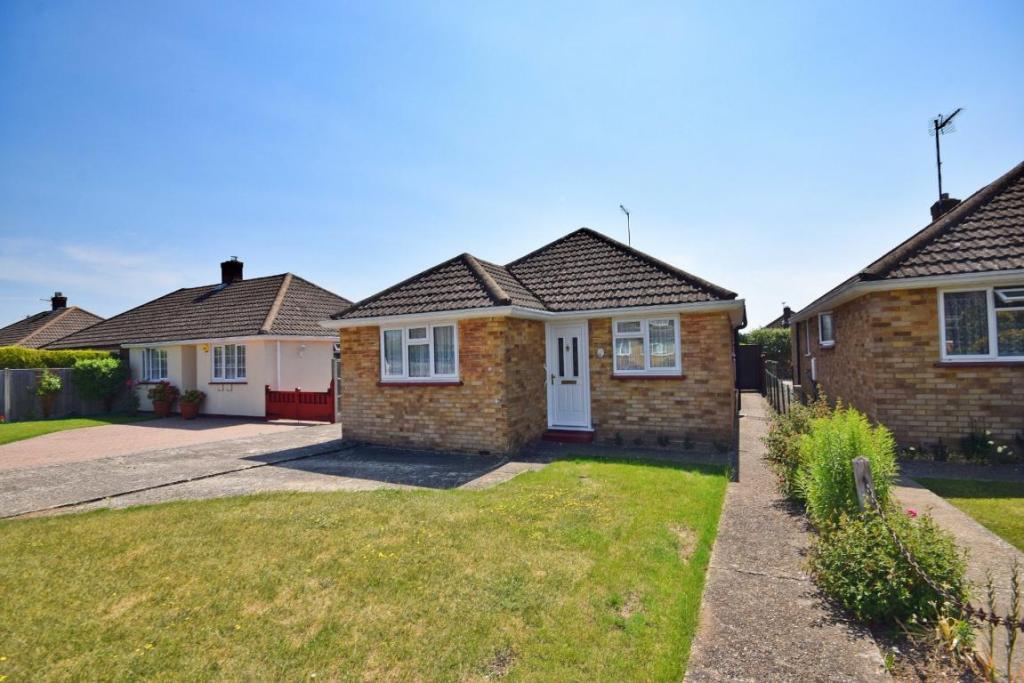 3 bedroom detached bungalow for sale in Brackley Way, Berg Estate
