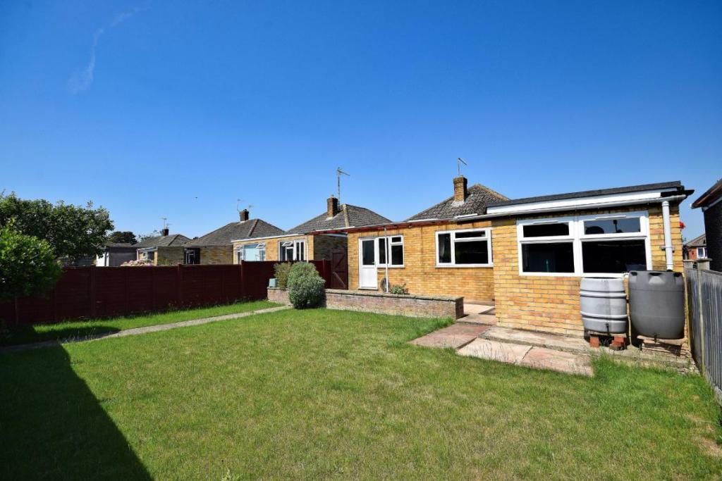 3 bedroom detached bungalow for sale in Brackley Way, Berg Estate