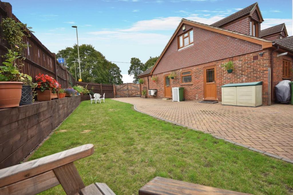 4 bedroom bungalow for sale in Worting Road, Basingstoke, Hampshire, RG22