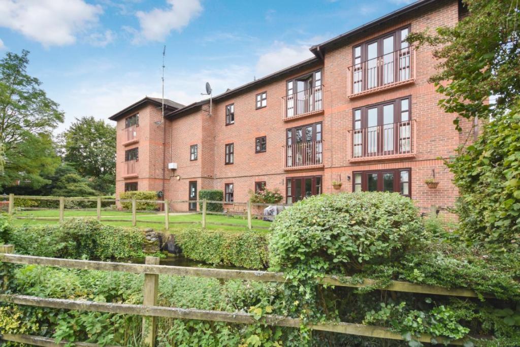 2 bedroom property for sale in Town Mill, Overton, Basingstoke