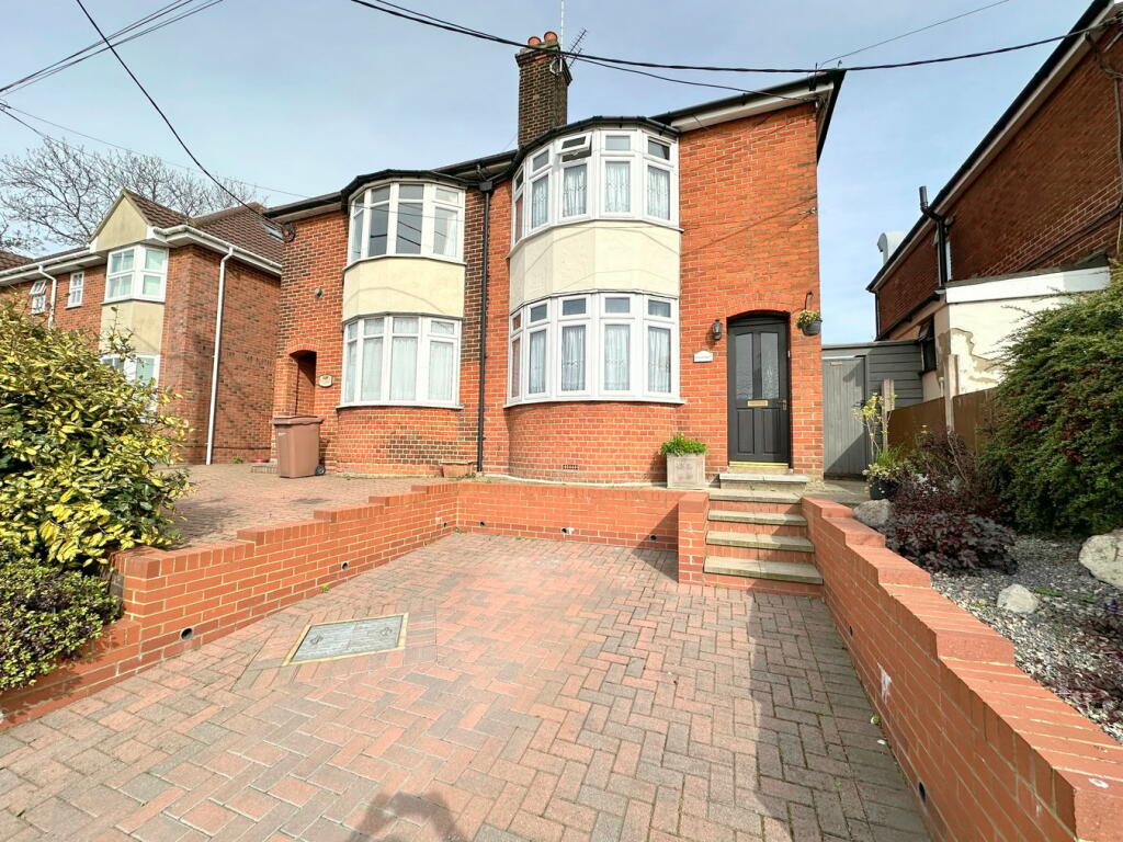 3 bedroom semidetached house for sale in London Road, Widford