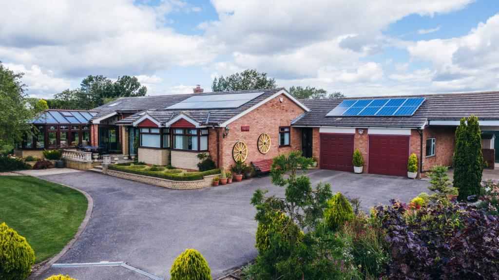 3 bedroom bungalow for sale in Cranfield Road, Wootton, Bedford, MK43