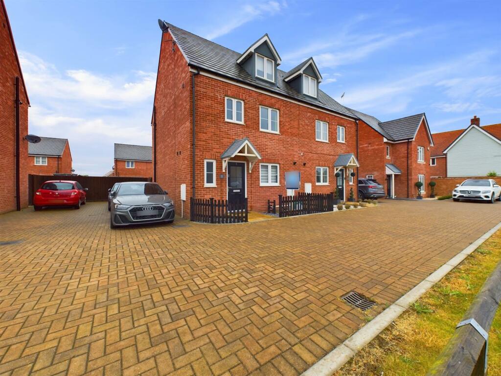 4 bedroom semidetached house for sale in Waring Avenue, Heybridge, CM9