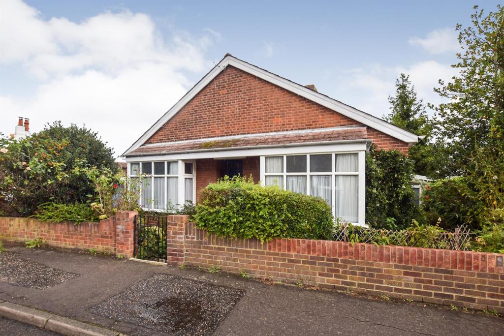 2 bedroom detached bungalow for sale in Victoria Road, Maldon, CM9