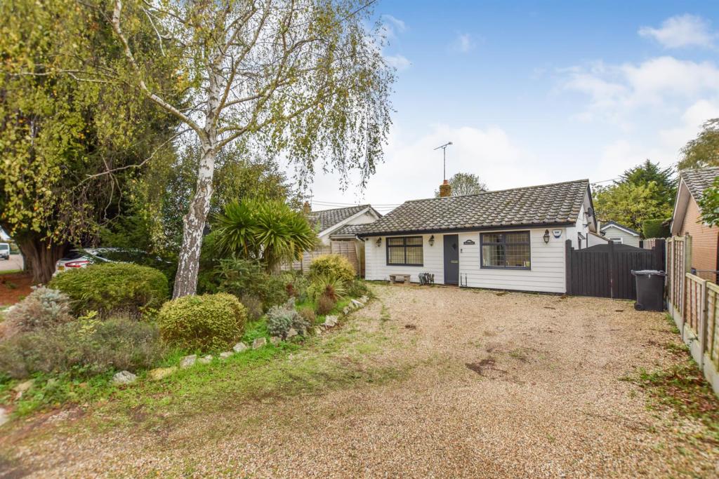 2 bedroom detached bungalow for sale in Brabant Road, North Fambridge, CM3