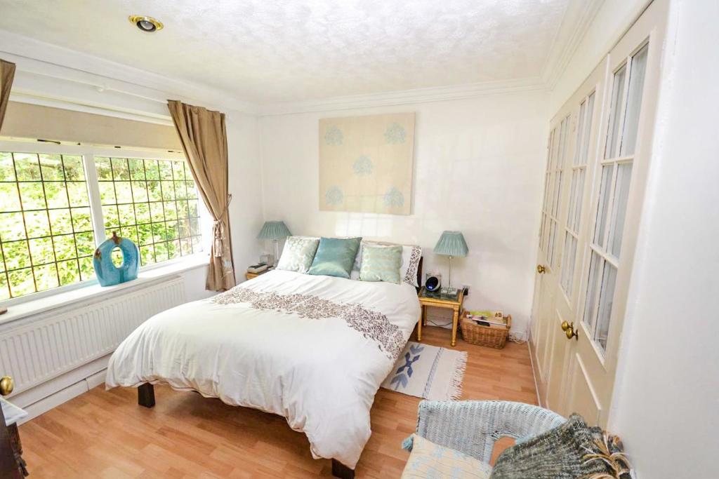 2 bedroom detached bungalow for sale in Brabant Road, North Fambridge, CM3