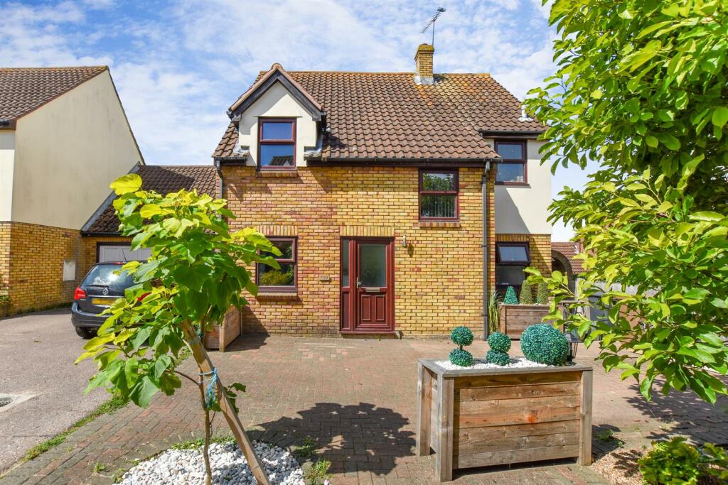 4 bedroom detached house for sale in Broughton Road, South Woodham