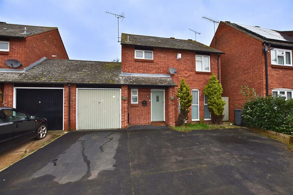 4 bedroom link detached house for sale in Crouch Beck, South Woodham