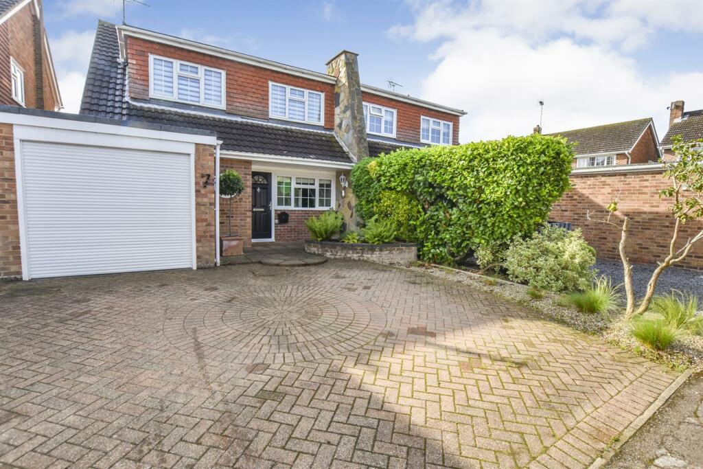 4 bedroom semidetached house for sale in The Laurels, South Woodham