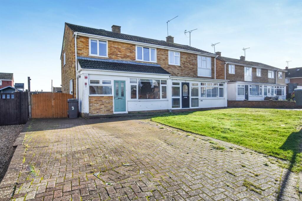 3 bedroom semidetached house for sale in Longhams Drive, South Woodham