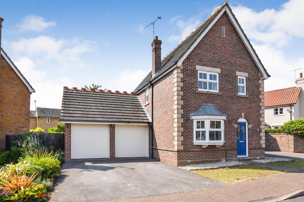 3 bedroom detached house for sale in Penshurst Drive, South Woodham