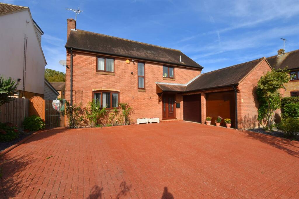 4 bedroom detached house for sale in Broughton Road, South Woodham