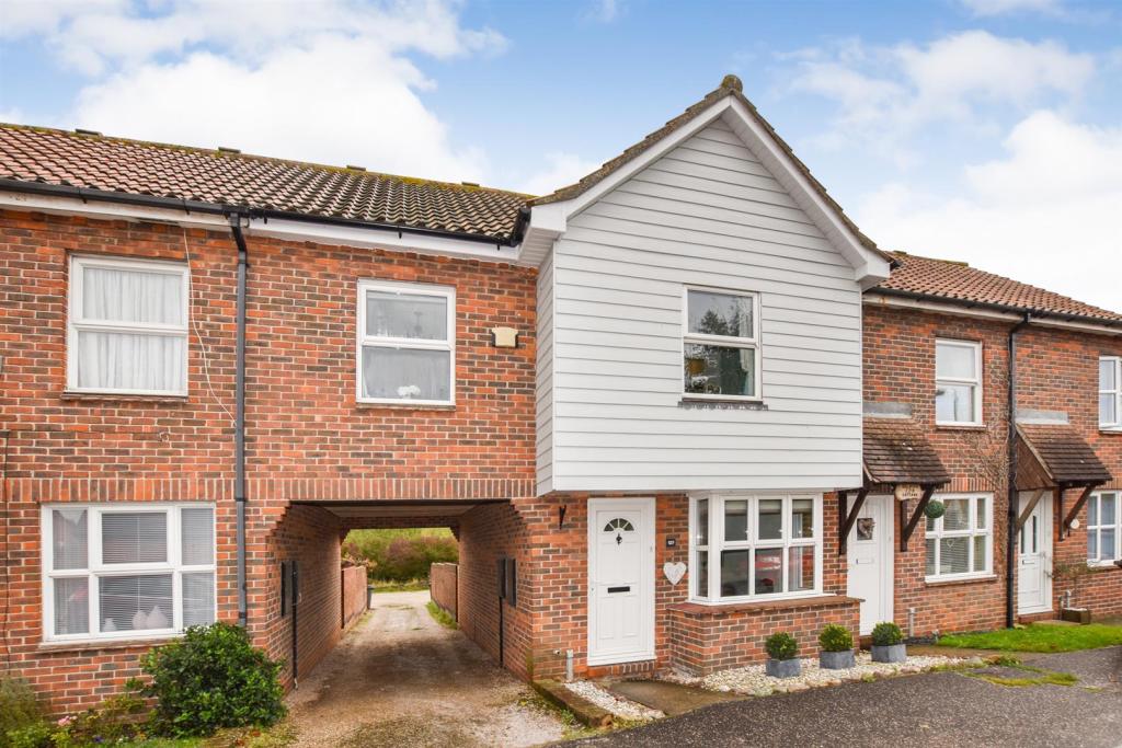 3 bedroom end of terrace house for sale in Gandalfs Ride, South Woodham