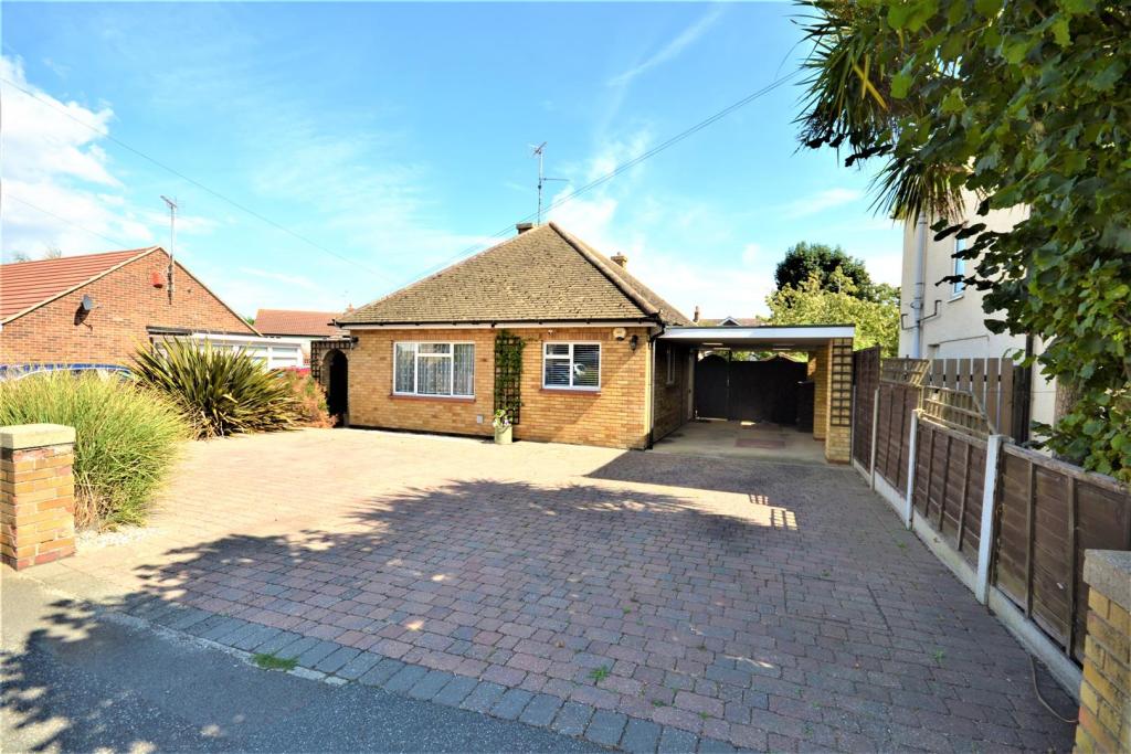 3 bedroom bungalow for sale in Essex Road, BurnhamonCrouch, CM0