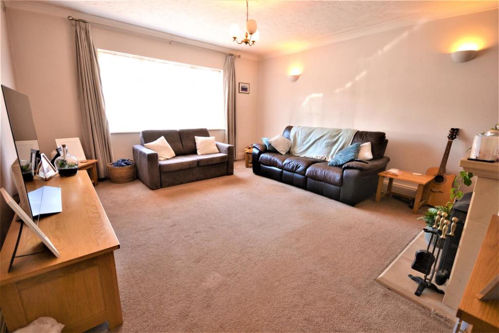 3 bedroom bungalow for sale in Essex Road, BurnhamonCrouch, CM0